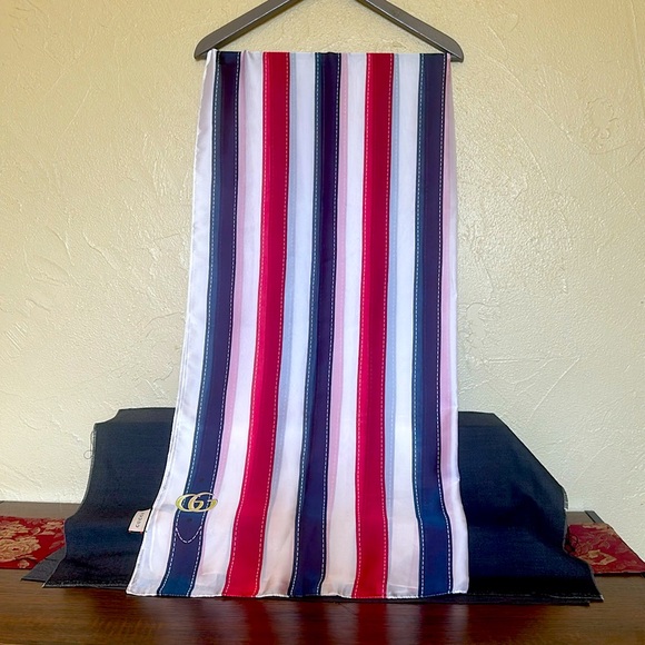 Gucci iconic Red&Blue silk scarf - Picture 3 of 9